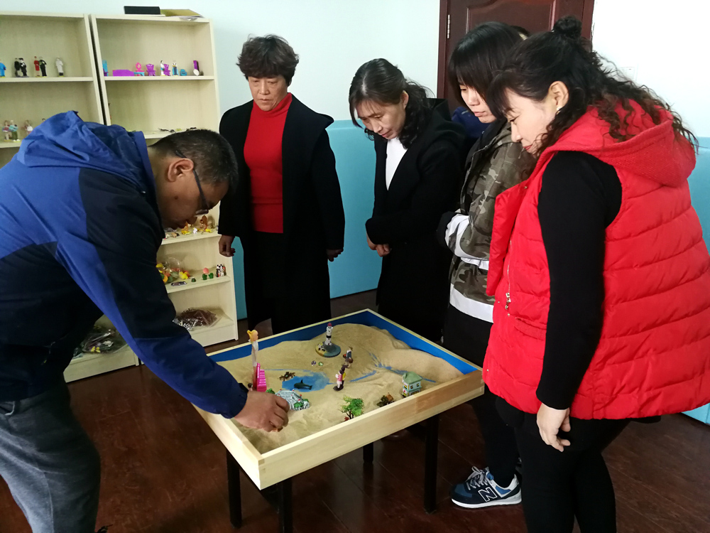 市特教中心開展沙盤游戲班主任專題培訓(xùn)