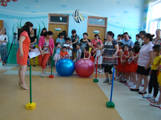 學(xué)?？祻?fù)部組織“大手牽小手 同在藍(lán)天下”別樣六一慶?；顒?></p><br />
									</p>
			</div>

			<!-- 翻頁 -->
			<div   id=