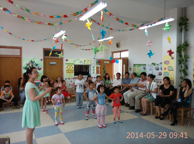 學(xué)?？祻?fù)部組織“大手牽小手 同在藍(lán)天下”別樣六一慶?；顒?></p><p style=