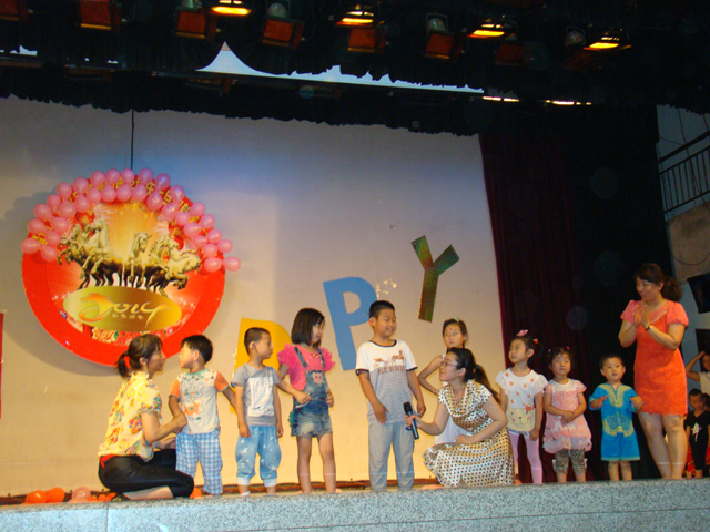 學(xué)?？祻?fù)部組織“大手牽小手 同在藍(lán)天下”別樣六一慶?；顒?></p><p style=