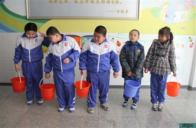 我校組織“我給小樹澆澆水”志愿服務活動