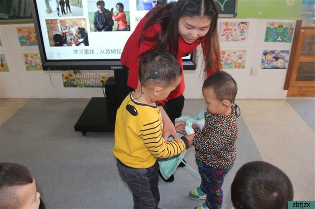 小手拉大手，一起學雷鋒