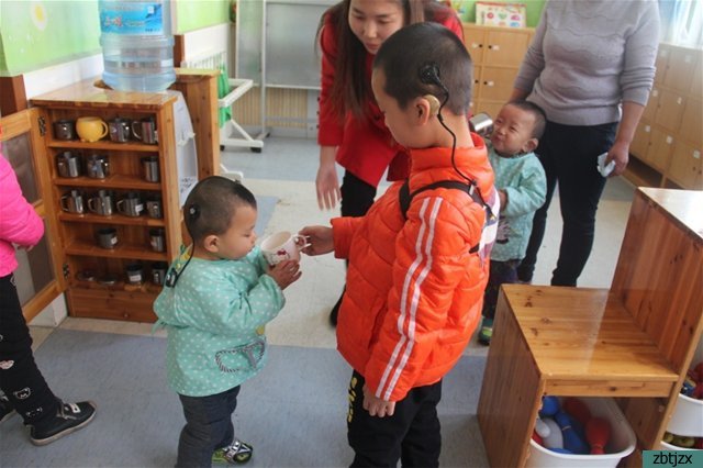 小手拉大手，一起學雷鋒