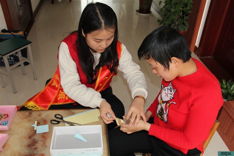 學雷鋒志愿服務隊為重殘兒童送教上門