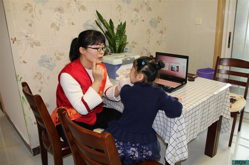 學雷鋒志愿服務隊為重殘兒童送教上門