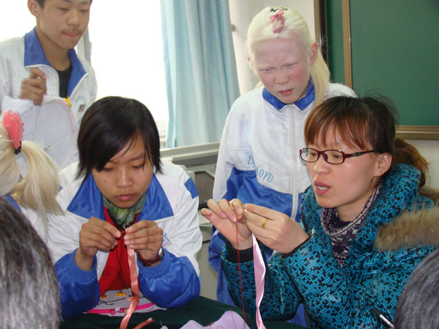 市特教中心聘請行業(yè)能工巧匠進課堂