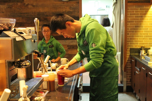 市特教中心開展“聾生走進(jìn)星巴克”職業(yè)體驗(yàn)活動(dòng)