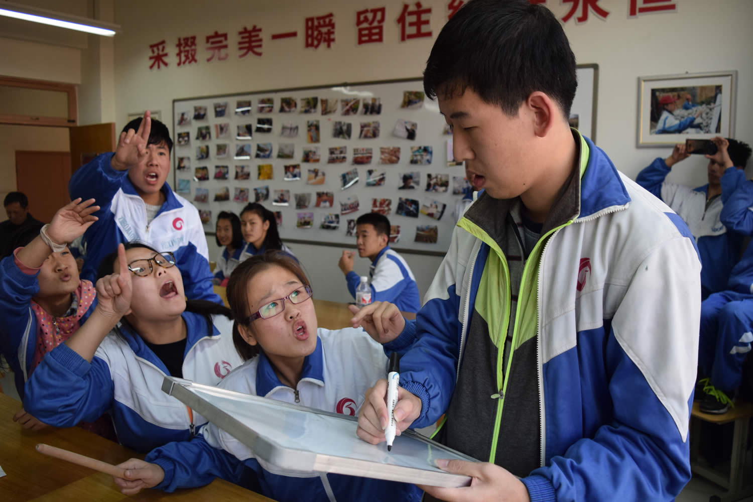 人人傳經(jīng)典 詩詞潤(rùn)心靈