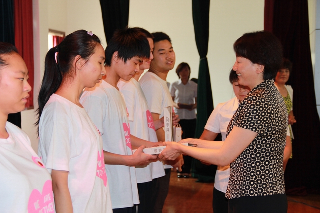 市特教中心學(xué)生成人禮走進市道德講堂總堂