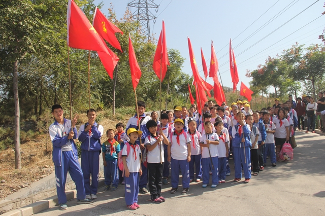 學(xué)校開(kāi)展“走進(jìn)大自然 喜迎建隊(duì)節(jié)”主題實(shí)踐活動(dòng)