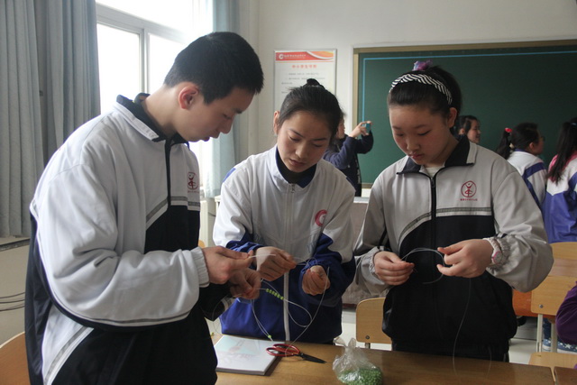 我校與五中學生開展“學雷鋒共成長”手拉手活動共享文明成果