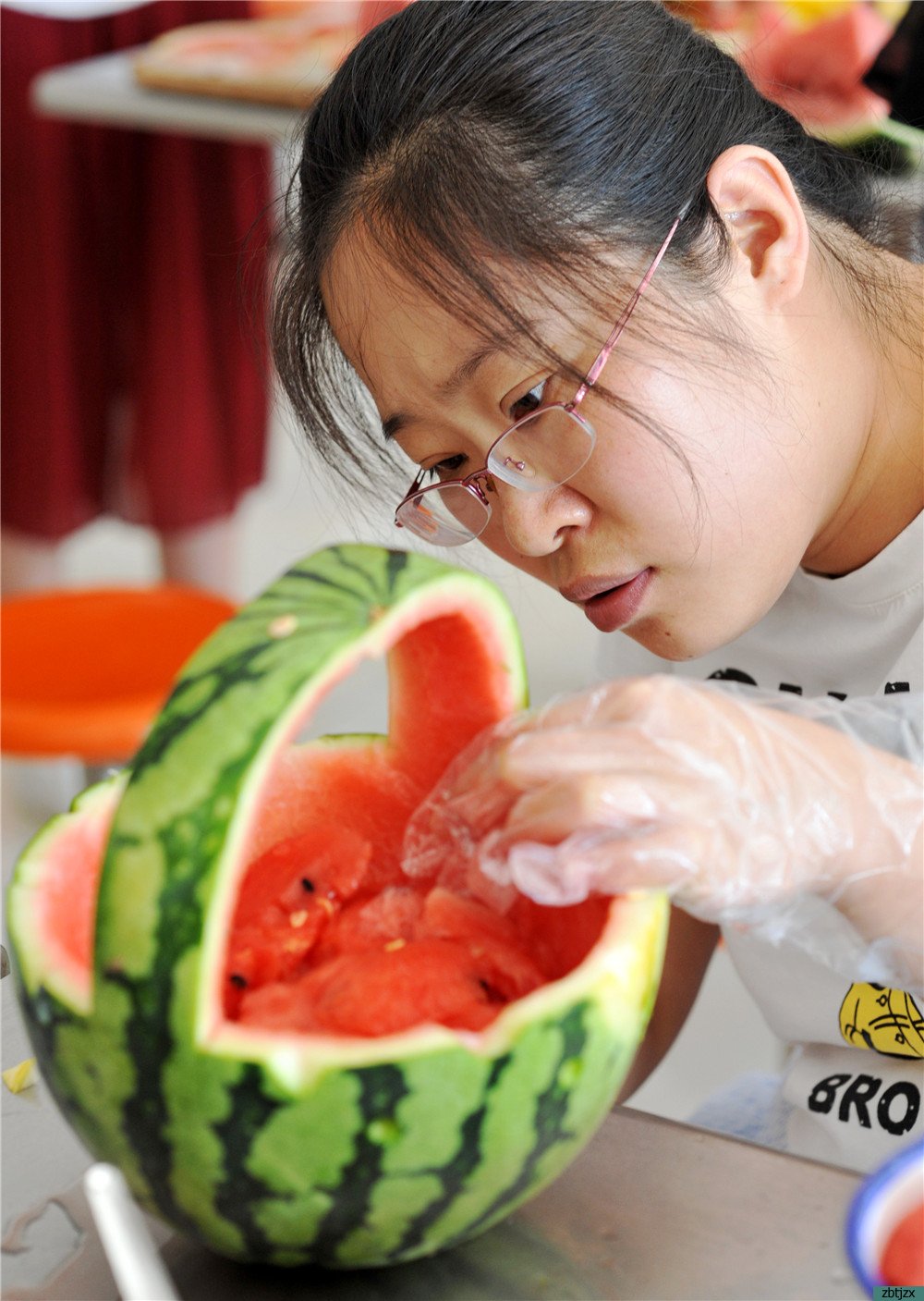 淄博市特殊教育中心開(kāi)展“紅色青春 向黨獻(xiàn)禮”水果拼盤制作比賽