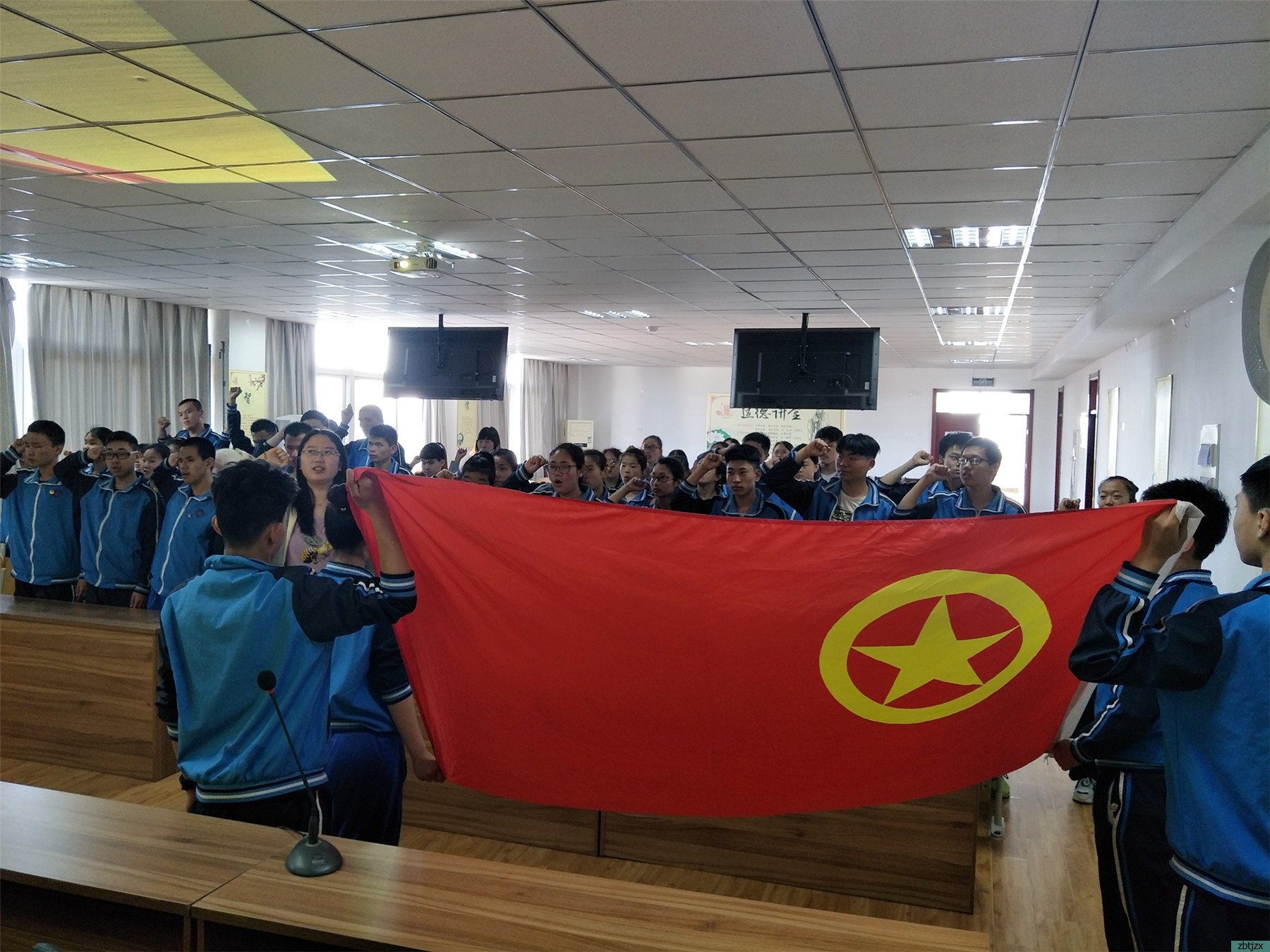 我校開展“不忘初心 緊跟黨走”主題團日活動