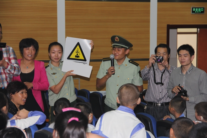學(xué)校組織“國際減災(zāi)日”消防知識(shí)進(jìn)校園活動(dòng)