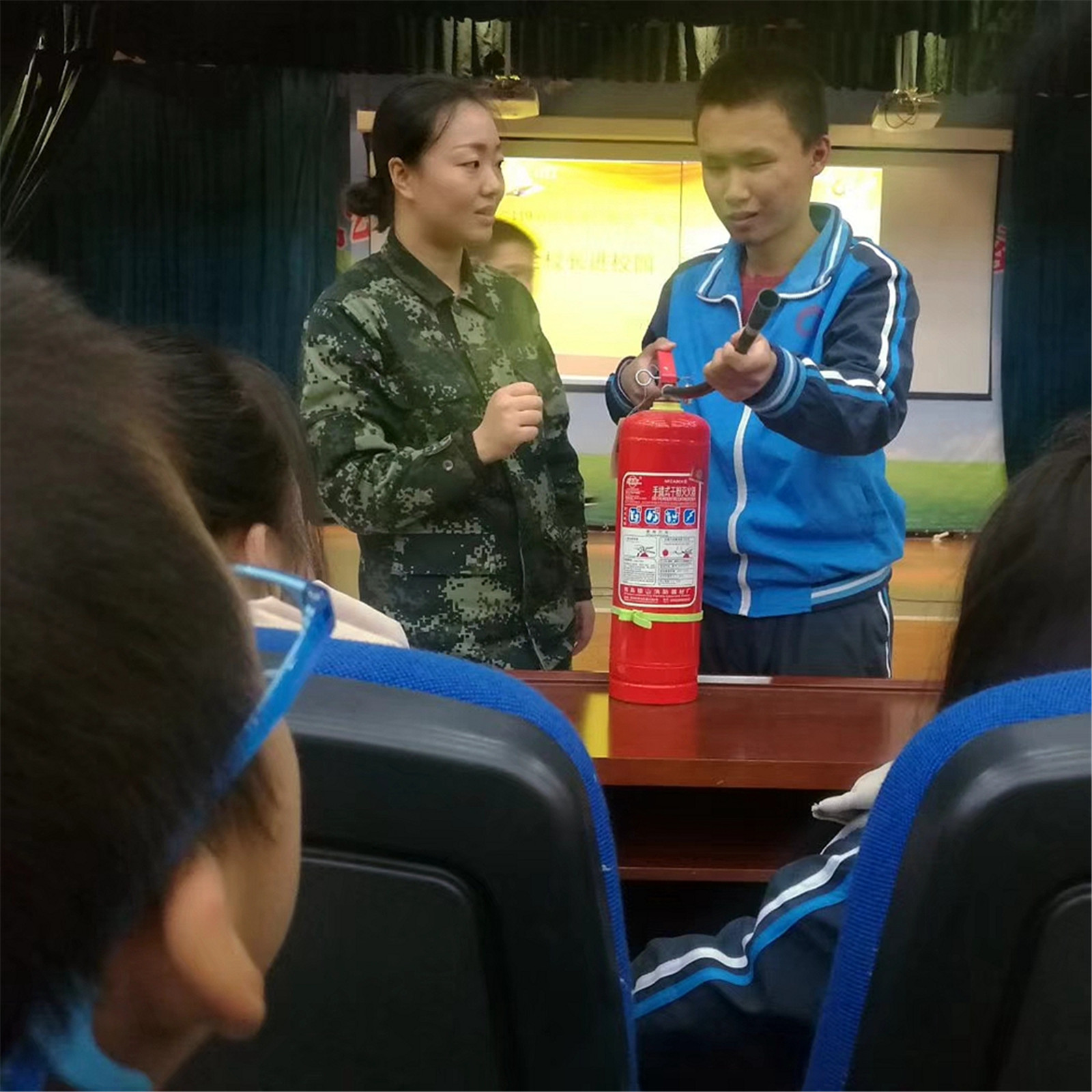 安全校長(zhǎng)到市特教中心講授安全課 指導(dǎo)疏散演習(xí)