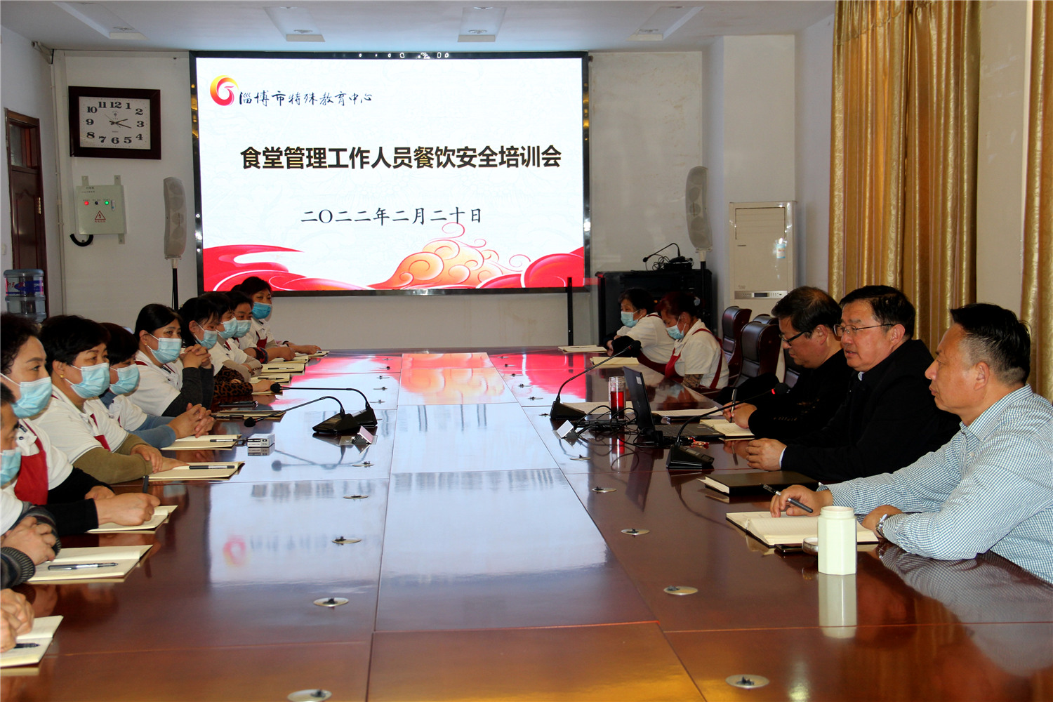 市特教中心召開食堂管理人員和從業(yè)人員培訓會