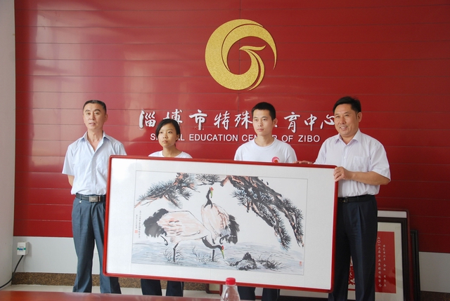 畢業(yè)生感恩母校，親手制作禮物留念