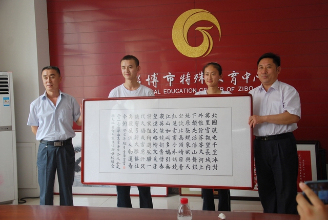 畢業(yè)生感恩母校，親手制作禮物留念