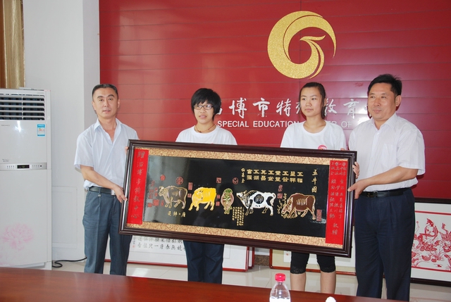 畢業(yè)生感恩母校，親手制作禮物留念