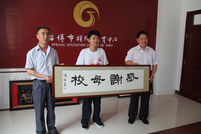 畢業(yè)生感恩母校，親手制作禮物留念