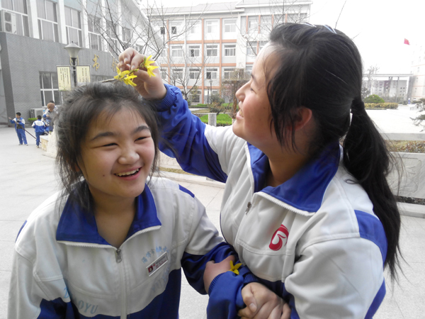 好同桌張明月:十年如一日為同學(xué)做拐杖