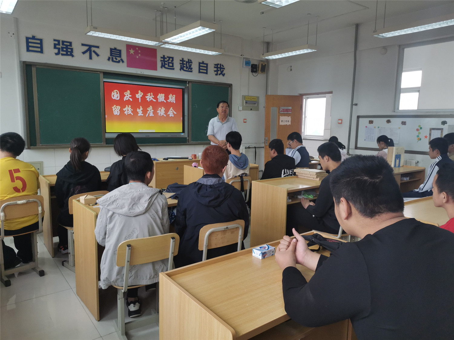 市特教中心學(xué)生頌詠?zhàn)鎳半p節(jié)”