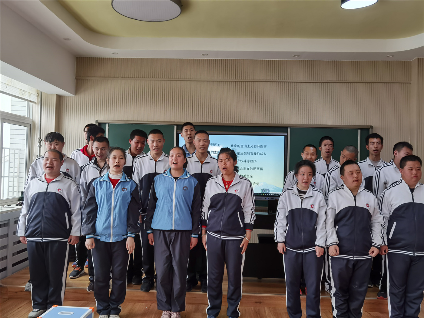 市特教中心組織開展“學(xué)黨史，感黨恩，永遠(yuǎn)跟黨走”主題教育活動