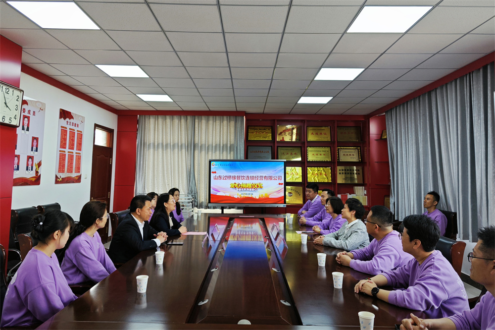 愛(ài)心傳遞溫暖 攜手共筑希望——山東過(guò)橋緣餐飲連鎖經(jīng)營(yíng)有限公司走進(jìn)市特教中心開(kāi)展愛(ài)心捐贈(zèng)活動(dòng)